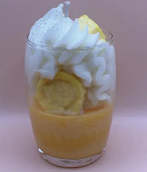 Bougie artisanale francaise au Monoï dans sa noix de coco Bougie artisanale francaise au Monoï dans sa noix de coco